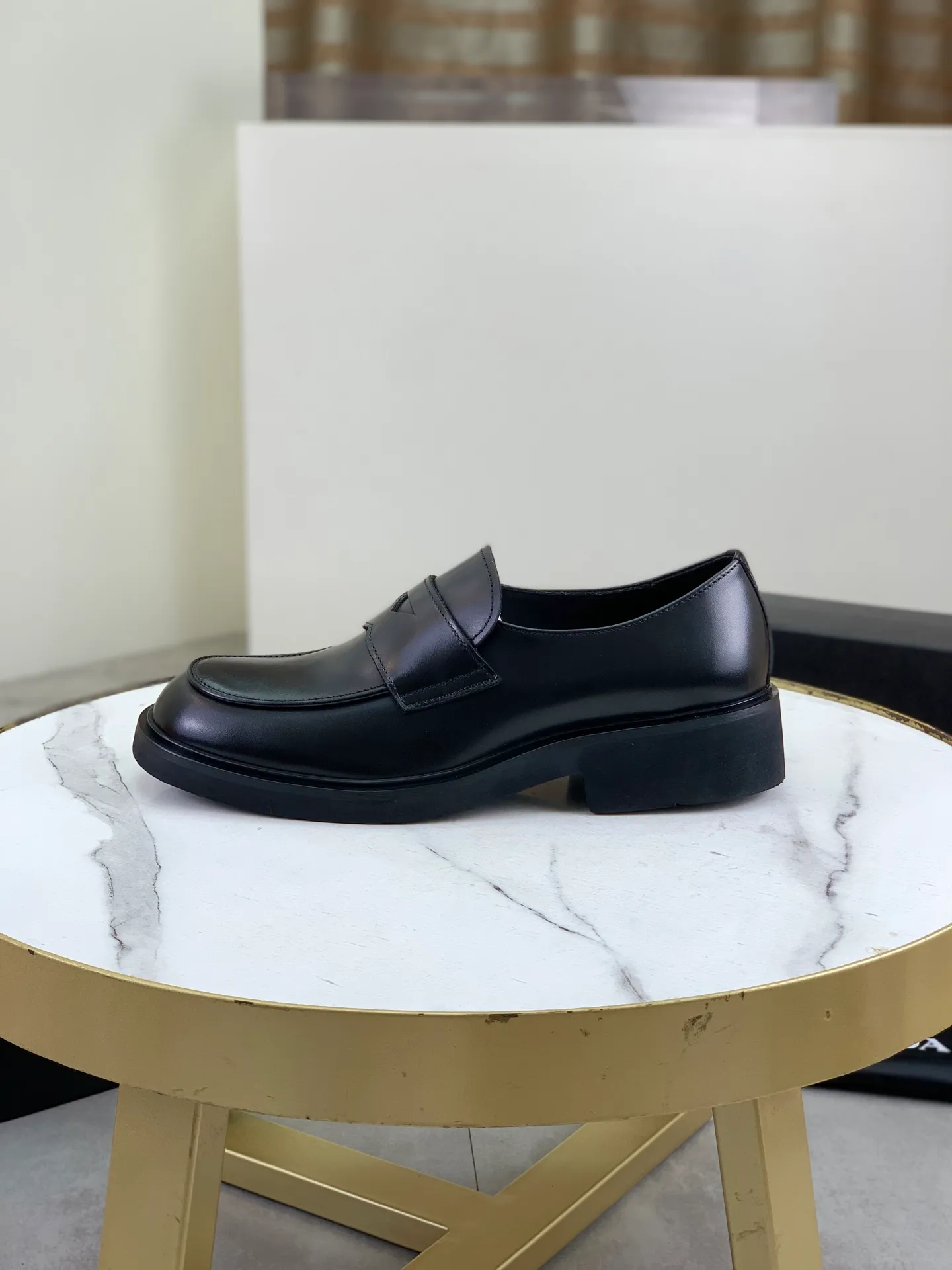 Factory price P840 💰Original quality, top version🔱 ＰＲＡＤＡPrada. Men's business casual leather shoes, top quality cow leather. 1:1 shipment ⬆️Luxurious and noble, all made of imported original first-layer fine suede cowhide, just to create a more comfortable wearing experience. Upper: original comfortable open-edge bead-rubbed calfskin ➕Top imported water-dyed full cow lining, original high-end lightweight and comfortable TPU combination bottom ✔️Code number: 39-44 (38 45 Can be customized)